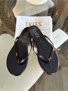 💙💙TKEES LACQUERS GLOSSY THONG SAMDAL IN INK ( MIDNIGHT BLUE ).💙💙